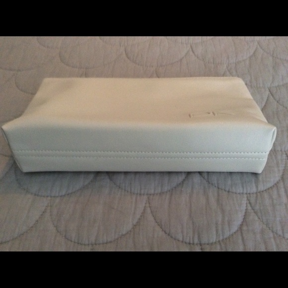 DKNY Cosmetic Bag New - Picture 8 of 8